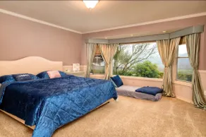 Urban retreat with idyllic views - Image 2