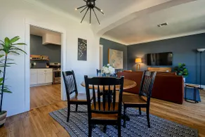 Walkable Downtown Stay*King Bed*Sleeps 4*Parking - Image 3