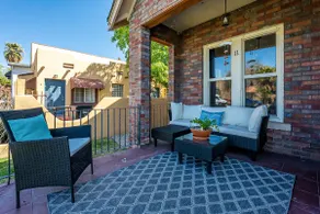 Walkable Downtown Stay*King Bed*Sleeps 4*Parking - Image 4