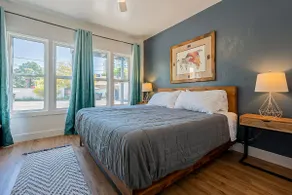 Walkable Downtown Stay*King Bed*Sleeps 4*Parking - Image 2