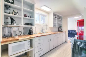 Next to Capitol! 2 Bedroom Top Floor with a View - Image 4