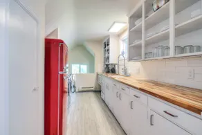 Next to Capitol! 2 Bedroom Top Floor with a View - Image 5