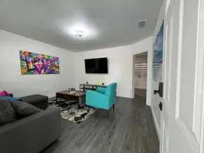 Stylish 3/2 centrally located! - Image 3