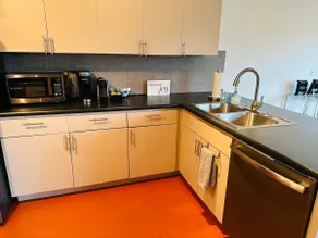 Delightful 2 bd steps to river - Image 4