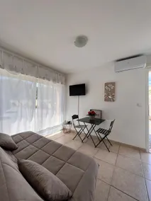 Nice little house with pool. - Image 3