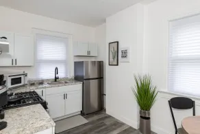 Cozy Modern Studio- Historic Oregon District +WIFI - Image 4