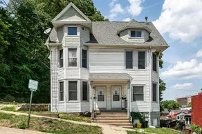 Relaxing Townhouse Downtown Dubuque with fenced in backyard & pet friendly  - Image 2