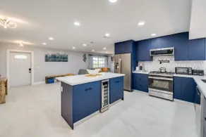 Modern Home with Heated Pool. Flexible Check In. - Image 4