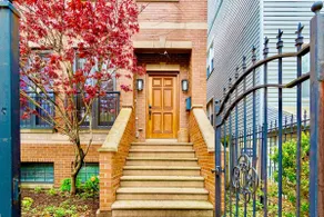 Beautiful 4 BR Family Home near Wrigley - Image 2