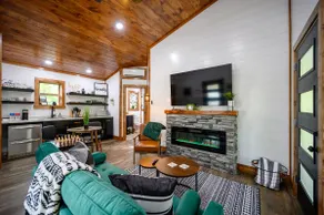 Stylish Couples Cabin with Hot Tub and King Bed - Image 4