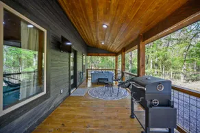 Stylish Couples Cabin with Hot Tub and King Bed - Image 4
