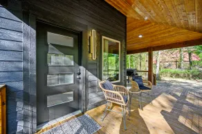 Stylish Couples Cabin with Hot Tub and King Bed - Image 5