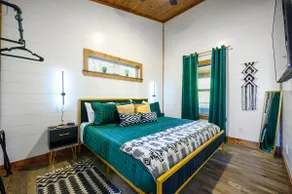 Stylish Couples Cabin with Hot Tub and King Bed - Image 2