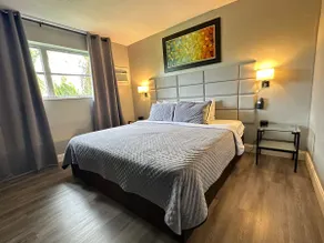 1 Bedroom King Suite, Pool, Kitchen, BBQ - Image 4
