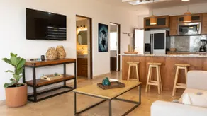 Waterfront condo with King-Size bed & Rooftop Pool - Image 5