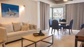 Waterfront condo with King-Size bed & Rooftop Pool - Image 4