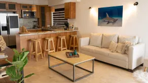 Waterfront condo with King-Size bed & Rooftop Pool - Image 3