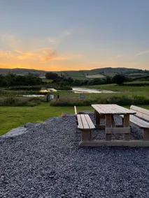 Cosy, Pet Friendly Pod with lake view 4 - Image 4