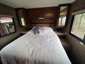 Quiet Peaceful Backyard Class A RV Near Airport - Image 4