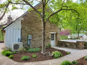 18th Century Stone Cottage minutes from historic Middleburg - Image 3