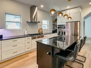 Luxurious House! Central location! KING Bed! - Image 4