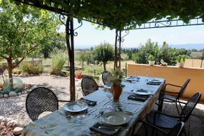 House with Garden and View: Tranquility in the Center - Image 2