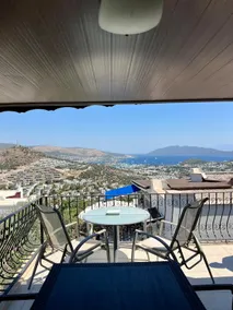 Central location with scenic views - Image 4