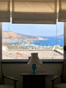 Central location with scenic views - Image 4