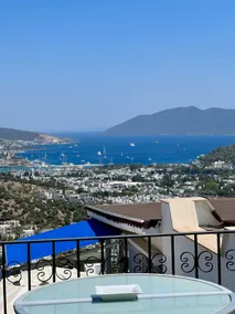 Central location with scenic views - Image 5