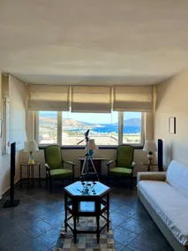 Central location with scenic views - Image 2