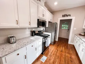 Stunning Historic Hideaway- Midtown Gem! 3bed/2ba! - Image 4