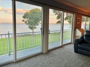 Restful escape on Mount Hope Bay - Image 3