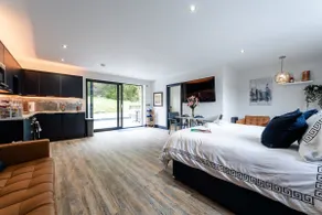 Luxury studio with HOT TUB and Stunning Gardens - Image 4