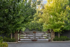 Vale 194 - Luxury Accommodation in McLaren Vale - 5 holiday homes with king size beds - Image 2