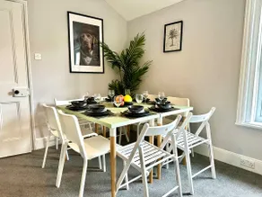 Massive 4 bedroom Duplex Apartment - Sleeps up to 10 People - Free Parking - 5 Minutes to the Best Beach! - Great Location - Fast WiFi - Smart TV - Newly decorated - sleeps up to 10! Close to Bournemouth & Poole Town Centre & Sandbanks - Image 3