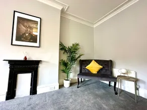 Massive 4 bedroom Duplex Apartment - Sleeps up to 10 People - Free Parking - 5 Minutes to the Best Beach! - Great Location - Fast WiFi - Smart TV - Newly decorated - sleeps up to 10! Close to Bournemouth & Poole Town Centre & Sandbanks - Image 4