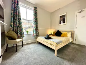 Massive 4 bedroom Duplex Apartment - Sleeps up to 10 People - Free Parking - 5 Minutes to the Best Beach! - Great Location - Fast WiFi - Smart TV - Newly decorated - sleeps up to 10! Close to Bournemouth & Poole Town Centre & Sandbanks - Image 2