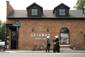 Riverside Getaway | Apt above Getaway Motor Café - Image 2