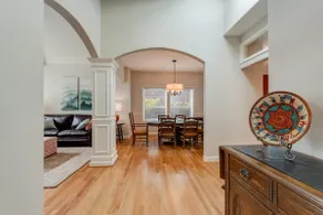 Cozy Beaverton 3 bed, walk to dining and shops - Image 2