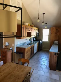 Cozy, secluded 2 bedroom cottage centrally located - Image 5