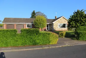 Spacious 4 BR - 70s Bungalow - Beccles - Image 2