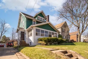 Cozy 4BR Family Home Sleeps 10, Great Location - Image 3