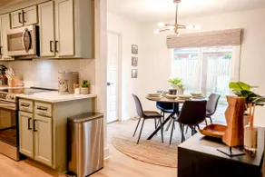 Cozy~3 bed~Pet Friendly~8 min from Airport - Image 3