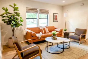 Cozy~3 bed~Pet Friendly~8 min from Airport - Image 2