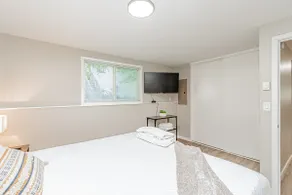 Comfy, Cozy, Spacious, FAST WiFi, Affordable! - Image 4