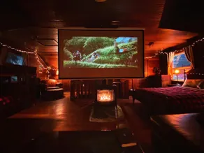 Summit Suite at Ashford Lodge: Projector, Hot Tub! - Image 4