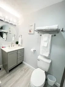 3 QUEEN SIZE BEDS Spacious Modern Suites 17 - Image 5