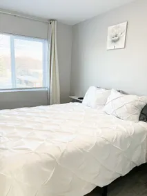3 QUEEN SIZE BEDS Spacious Modern Suites 17 - Image 4