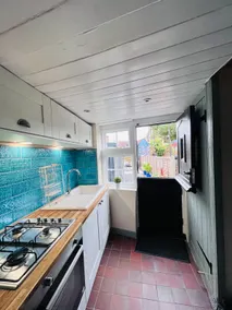 Luxury Cottage with Roll-Top Bath & Log Burner - Image 2