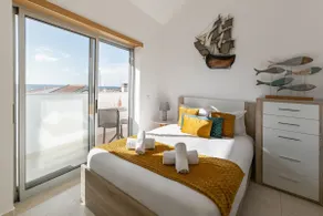 Sea View Apartment – Sunny Living Retreat - Image 4